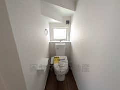 温水洗浄機付トイレです。節水機能もあるので、安心して使えますね。もちろん、1階2階の2ヶ所にトイレがあるので、忙しい朝にもゆとりができますね。