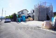 前面道路は交通量が少ないため、小さなお子様がいるご家庭も安心です＾＾ 大型車両の通行も少なく静かで快適な生活を送れます＾＾