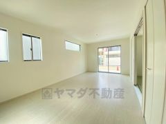 夏は強い日差しをカット、冬は暖かな遮熱高断熱型Low-Eガラスを採用。夏の強い日差しを約60%カットし、冷房効果を高めます。紫外線もカットするため紫外線による日焼けも抑制。