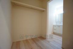 1F収納力豊富なファミリークローク付き。洋服や小物などを1箇所にまとめて美しい収納を実現します。