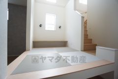 小さなお子様やご高齢の方でも安心できる、手すり付き階段。段差も低めで設定されており、安全性にも優れています。