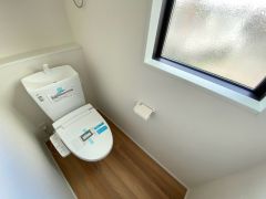温水洗浄機付トイレです。節水機能もあるので、安心して使えますね。もちろん、1階2階の2ヶ所にトイレがあるので、忙しい朝にもゆとりができますね。