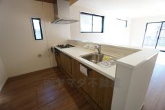 同仕様写真。対面式カウンターキッチンでお子様の様子が見守れます。カウンタートップは耐熱性に優れており、日ごろのお掃除もふき取るだけでＯＫ。ステンレスシンクも簡単にお掃除できますよ。