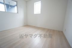 2面採光を確保した明るい室内は、風通しも良く、大変居心地の良い空間となっております。爽やかな風を感じて起きる朝は、快適生活の始まりに。