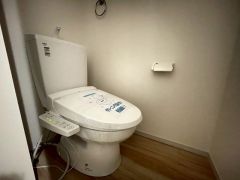 温水洗浄機付トイレです。節水機能もあるので、安心して使えますね。もちろん、1階2階の2ヶ所にトイレがあるので、忙しい朝にもゆとりができますね。