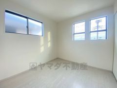2面採光を確保した明るい室内は、風通しも良く、大変居心地の良い空間となっております。爽やかな風を感じて起きる朝は、快適生活の始まりに。