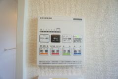 雨の日の洗濯も安心できる浴室暖房乾燥機付き浴室。リモコンで操作もボタン1つで簡単。 浴室暖房乾燥機には、暖房、乾燥、涼風、換気の4つの機能が付いています。タイマー付きです。