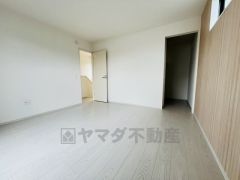 住む人のこだわりを活かす洋室＾＾日当たりがよく、寝室としての利用もおすすめ。広めのクローゼットもあり荷物もすっきり片付けれ、ゆとりのある暮らしが出来ます＾＾