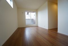 住む人のこだわりを活かす洋室＾＾日当たりがよく、寝室としての利用もおすすめ。広めのクローゼットもあり荷物もすっきり片付けれ、ゆとりのある暮らしが出来ます＾＾