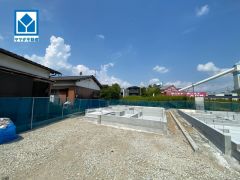 1号棟。水城小学校まで徒歩約8分（約550ｍ）。お気に入りの家具とインテリアでステキな部屋を作りましょう。