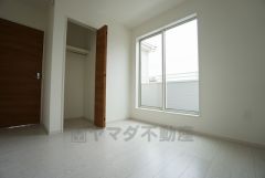 同仕様写真。明るい洋室です。ナチュラル色のフローリングで開放的な優しい雰囲気になっています＾＾ベッドや机、ＴＶを置いてもゆとりのある広さです。