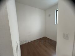 2階には家族が共通で使用できるファミリークロークをご用意いたしました。季節物の収納などにご活用ください＾＾