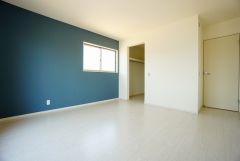 同仕様写真。主寝室としてお使いいただけそうなこちらのお部屋は、日当たりが良く、爽やかな風を感じて起きる朝は、快適生活の始まりに。