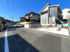前面道路は交通量が少なく小さなお子様がいるご家庭も安心です。