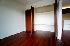 1階リビングに隣接する洋室。