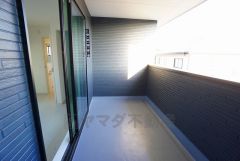 お洗濯物を干すスペースとしても十分な広さがあります。  お天気の良い日はお洗濯物がよく乾きそうな日当たり良好のバルコニーです＾＾