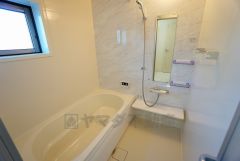 同仕様写真。1日の疲れを癒すくつろぎのバスルーム。足を伸ばしてもゆったりと入れるサイズです。お子様と一緒にお風呂に入っても狭くないですね^^