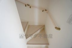 同仕様写真。ご年配の方でも安心できる、手すり付き階段です＾＾段差も低めで設定されてますので安全性にも優れてますね＾＾