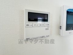キッチン横からお湯張り、追い炊き、足し湯がボタン一つで楽々操作できる給湯機リモコンです＾＾忙しい夕飯の準備の時間帯に重宝しますね。