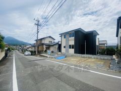 前面道路は広々6ｍ以上と広く、駐車がスムーズにできます＾＾ カースペースは停めやすい並列駐車3台付き。