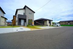 前面道路は居住者のみの通行で交通量が少なく小さなお子様がいるご家庭も安心です＾＾