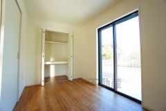 全居室にはたっぷり収納できる大型クローゼットを設置しています。窓には断熱性・保温性にすぐれ、省エネ効果のあるペアガラスを採用。冬には結露を防止します。