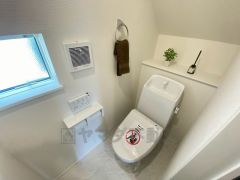 温水洗浄機付トイレです。節水機能もあるので、安心して使えますね。もちろん、1階2階の2ヶ所にトイレがあるので、忙しい朝にもゆとりができますね。
