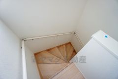 同仕様写真。ご年配の方でも安心できる、手すり付き階段です＾＾段差も低めで設定されてますので安全性にも優れてますね＾＾