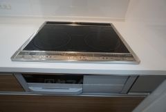お手入れのしやすいIHクッキングヒーターです。 3口コンロなので、効率よくお料理が楽しめます。毎日のお料理も楽しくなりますね＾＾