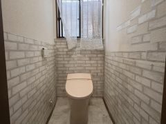現地（2026年8月）撮影。 画像はAIによって実際は置いてある物を消しております。温水洗浄便座付きのトイレ＾＾便座が温かくできるので寒い冬も冷たい便座に座らずに済みますね＾＾