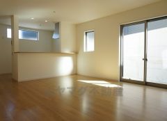 同仕様写真。家族が集まる開放的なリビング。約17.5帖の大空間で毎日のお食事が楽しみです＾＾思い思いの時間を過ごしたり、家族みんなで食事をしたり、素敵な団らんの場になりますね。