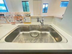 広々とした凸型シンクに洗剤ポケットを標準装備。大きなお鍋など洗いやすいです。洗剤や石鹸、スポンジもすっきりできる収納付き。