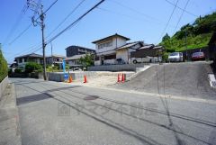 前面道路は交通量が少なく小さなお子様がいるご家庭も安心です＾＾ 大型車両の通行も少なく静かで快適な生活を送れます＾＾