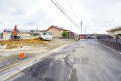 前面道路は公道南西側約5.93ｍ。車の通行がほとんどなく小さなお子様がいるご家庭でも安心して過ごせます＾＾