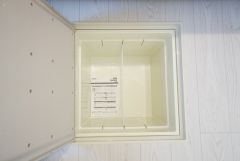 同仕様写真。キッチンに床下収納があります。長期保存ができるもの、調理器具、防災グッズを入れておくのもいいですね。