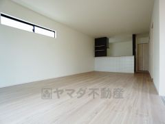 同仕様写真。対面式キッチンを中心としたリビングダイニングで家族の会話が弾みそうです。