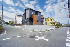 前面道路は6.2ｍ～8ｍと広く、駐車がスムーズにできます＾＾