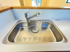 広々とした凸型シンクに洗剤ポケットを標準装備。大きなお鍋など洗いやすいです。洗剤や石鹸、スポンジもすっきりできる収納付き。