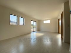 夏は強い日差しをカット、冬は暖かな遮熱高断熱型Low-Eガラスを採用。夏の強い日差しを約60%カットし、冷房効果を高めます。紫外線もカットするため紫外線による日焼けも抑制。