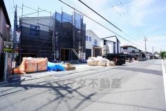 現地（2025年6月）撮影。ゆったりとした6ｍ幅の道路をはさんでいることで陽射しを遮られることなくとても明るいです。