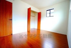 暖かい日差しが差し込む洋室。たっぷり収納できるクローゼット付きでお部屋の中をすっきりと快適に保てます。