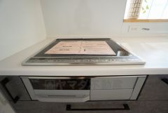 お手入れのしやすいIHクッキングヒーターです。 3口コンロなので、効率よくお料理が楽しめます。毎日のお料理も楽しくなりますね＾＾