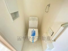 温水洗浄機付トイレです。節水機能もあるので、安心して使えますね。もちろん、1階2階の2ヶ所にトイレがあるので、忙しい朝にもゆとりができますね。