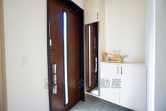 たっぷり収納できるシューズボックスです。家族全員の靴がきれいに整頓できます。棚の上にお花や写真を飾っても良いですね。