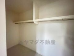 収納力豊富なウォークインクローゼット付き。洋服や小物などを1箇所にまとめて美しい収納を実現します。