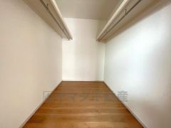 収納力豊富なウォークインクローゼット。洋服や小物などを1箇所にまとめて美しい収納を実現します＾＾