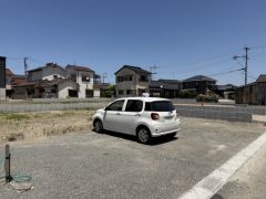 駐車スペースはゆとりある2台分を確保。マイカー用に、お客さま用に、余裕を持ってご利用いただけます^^