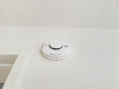 火災報知器が設置されていることで、火災の発生をいち早く感知し、就寝中や留守中でも素早く危険を知らせてくれるため、家族の安全を確保し被害を最小限に抑えられます。