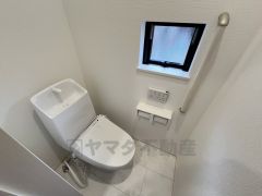 温水洗浄機付トイレです。節水機能もあるので、安心して使えますね。 汚れをガードする構造でサッと一拭き、お手入れが簡単。手洗い付き。