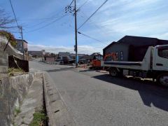 前面道路は公道南東約4.34ｍ、北東約6.10ｍ。車の通行がほとんどなく小さなお子様がいるご家庭でも安心して過ごせます＾＾